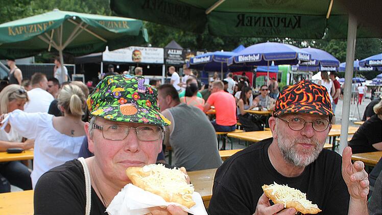 Corinna und Guido Franke probierten sich quer durchs Street Food Festival: Flammkuchen, Spiralkartoffeln, Nachtisch und Langoos - alles gut, war ihr Urteil. Foto: Sonny Adam