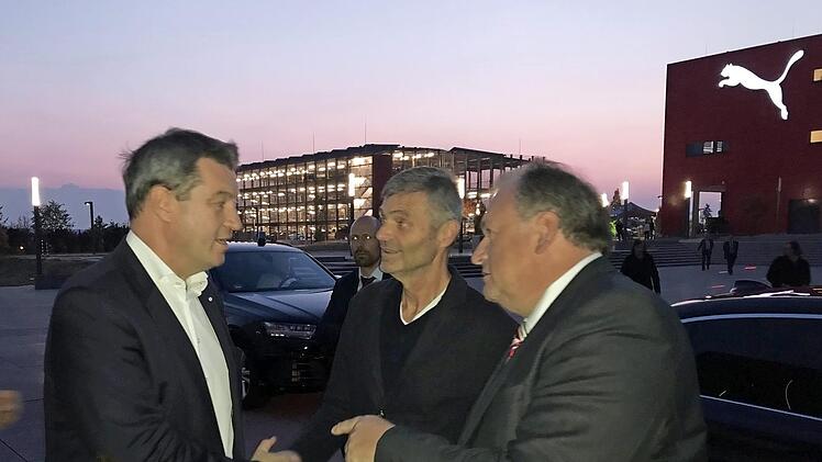 Michael Thiem (Mitte) hat seine eigene Geschichte mit den beiden Politikern Markus Söder (links) und Walter Nussel.