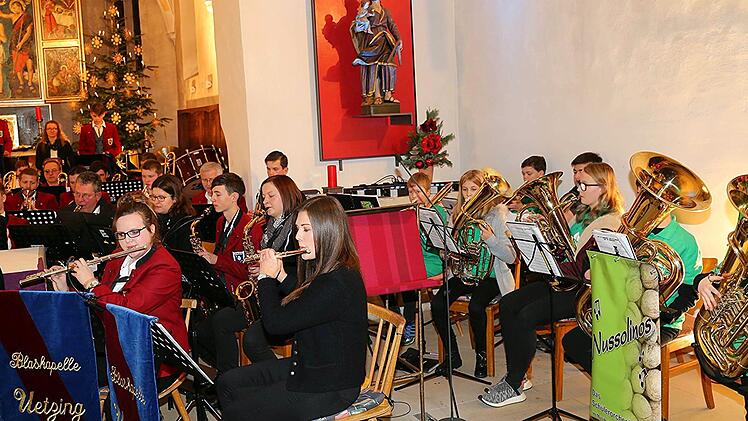 Erstmals spielten die "Nussolinos" mit der Blaskapelle beim Adventskonzert zusammen.Gerd Klemenz