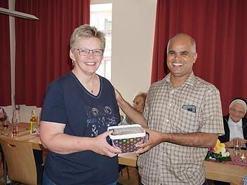 635 Euro vom Seniorennachmittag in Oberweißenbrunn hat Andrea Hohmann an Pfarrer Gabriel Gnanathiraviam übergeben.  Foto: Marion Eckert