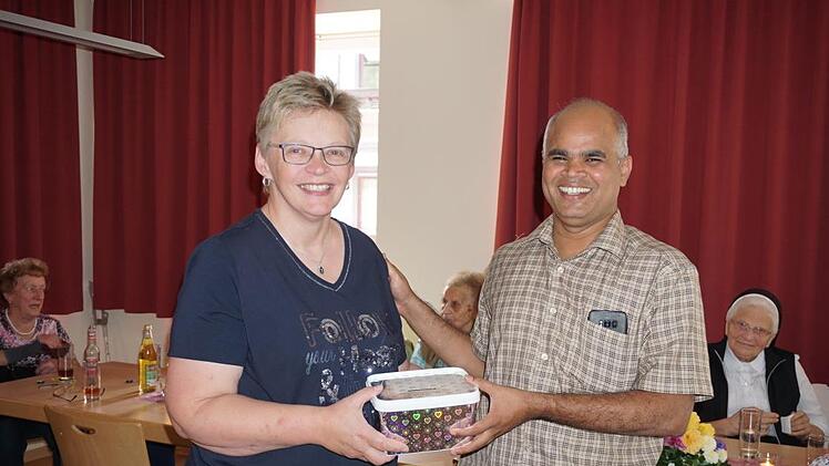 635 Euro vom Seniorennachmittag in Oberweißenbrunn hat Andrea Hohmann an Pfarrer Gabriel Gnanathiraviam übergeben.  Foto: Marion Eckert