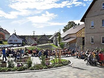 Der neu gestaltete Dorfplatz wurde zum Mittelpunkt des Dorffestes in Kottenbrunn. Die Bürger im Königsberger Stadtteil feierten.  Foto: sn
