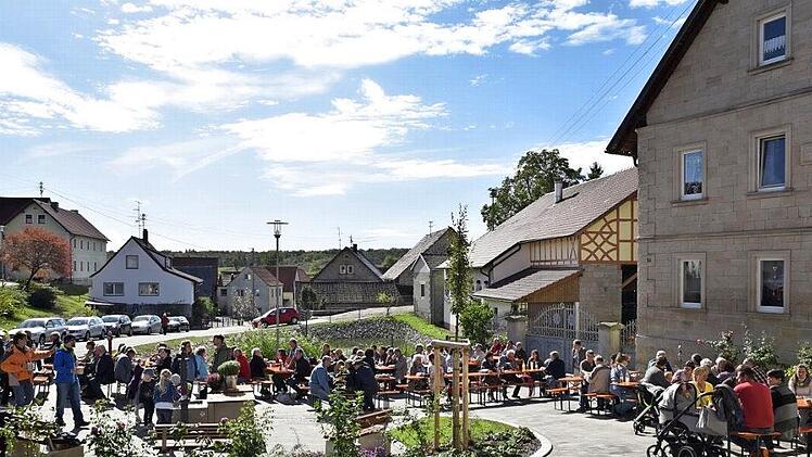 Der neu gestaltete Dorfplatz wurde zum Mittelpunkt des Dorffestes in Kottenbrunn. Die Bürger im Königsberger Stadtteil feierten.  Foto: sn