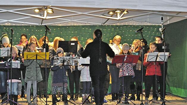 Die "Fl&ouml;tenm&auml;use" unter Leitung von Susi Schliefer unterhielten die Zuh&ouml;rer mit Adventsmusik.  Foto: Ingrid Kohles