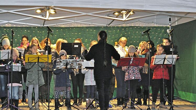 Die "Flötenmäuse" unter Leitung von Susi Schliefer unterhielten die Zuhörer mit Adventsmusik.  Foto: Ingrid Kohles