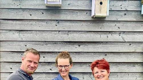 Jonathan Wolf (Heilp&auml;dagoge, Saaletal-Schule) und Carmen Sterzinger (Schulleiterin, Franz-von-Pr&uuml;mmer-Schule) freuen sich &uuml;ber die Auszeichnung, die Frau Dietrich vom LBV (rechts) der Schule verliehen hat.