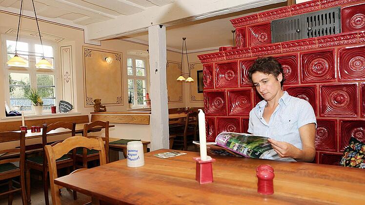 Ein Schmuckstück geworden ist das Gasthaus "Glanzersmichl". Nicht nur Ingrid Winklmann genießt  die einmalige Atmosphäre.  Foto:  Matthias Hoch