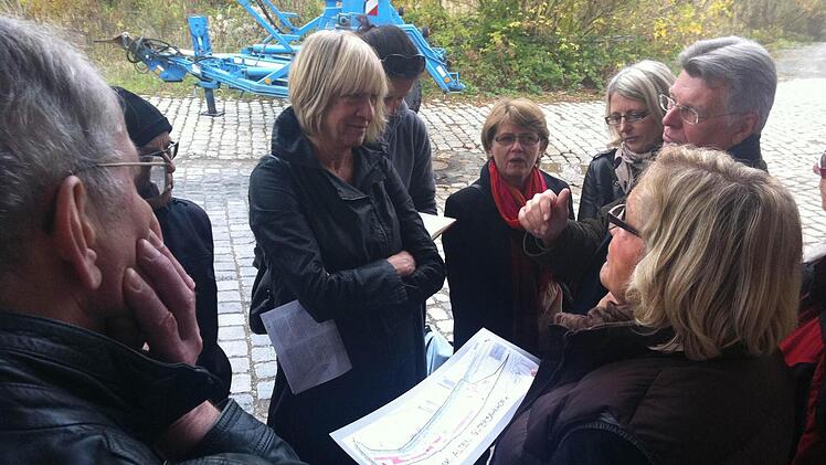 Anregende Diskussion am Güterbahnhof: Der SPD-Arbeitskreis "Bewegen und Ankommen" sammelt die Wünsche der Bürger.  Foto: Christiane Lehmann