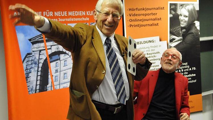 Das ist die andere Seite, mit der sich der Journalist und Buchautor Franz Alt in der Akademie für Neue Medien in Kulmbach präsentiert: als Zauberkünstler ließ er Punkte auf einer Tafel verschwinden, "zauberte" neue herbei und verblüffte damit Dietmar Geiser. Foto: Stephan-Herbert Fuchs