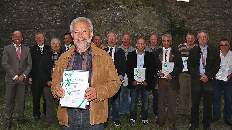 Seit 50 Jahren gehört Herbert Edelmann der Firma an. Im Hintergrund weitere Jubilare.  Foto: Schaar