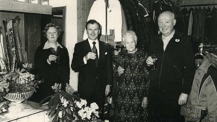 Noch Schwarz-Weiß: 1979 feiert man am Marktplatz das 50-jährige Bestehen von Sport Leithner. Von links: Robert Leithners Mutter Christa, der damalige Oberbürgermeister Erich Stammberger, Leithners Großmutter Apolonia Leithner und sein Vater Eduard Leithner. Foto: privat