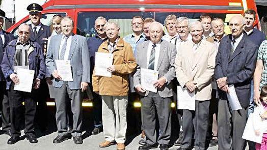 34 Frauen und Männer standen auf der Ehrungsliste der Freiwilligen Feuerwehr Tschirn. Mit ihnen im Bild (v.l.) Bürgermeister Peter Klinger, Vorsitzender Günter Böhnlein und Kommandant Harald Schnappauf