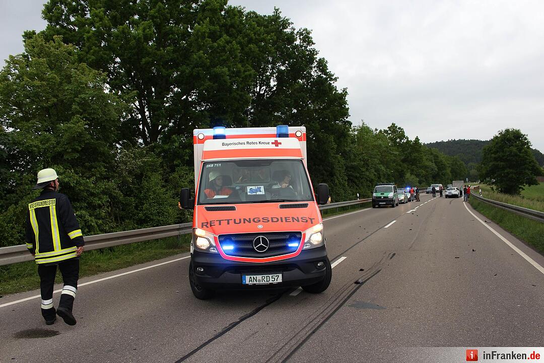 Fahrzeuge kollidieren auf Staatsstrasse
