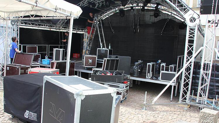 In etlichen Cases wurde die Beschallungs- und Lichttechnik herangekarrt. Foto: Ralf Kestel