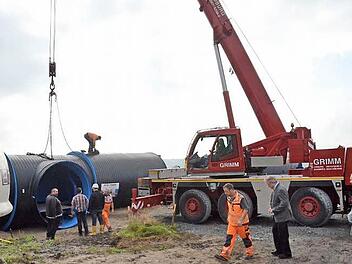 Gerade hat ein 60-Tonnen-Kran das 7,3 Tonnen schwere Fertigteil des Hochbehälters für die Wasserversorgung Marienroth am Boden abgestellt. Nun beginnen Erdarbeiten sowie Innenausstattung der Elektro- und Steuerungstechnik. Foto: K.- H. Hofmann