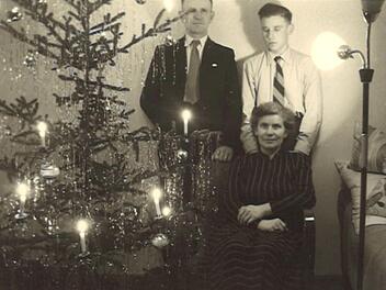 Zehn Jahre nach der Vertreibung geht es wieder aufwärts: Bernhard Kriest und seine Schwester Edeltraud (die Fotografin des Bildes) feiern mit den Eltern Heinrich und Hedwig Weihnachten in der eigenen Wohnung in der Kettelerstraße. Foto: privat