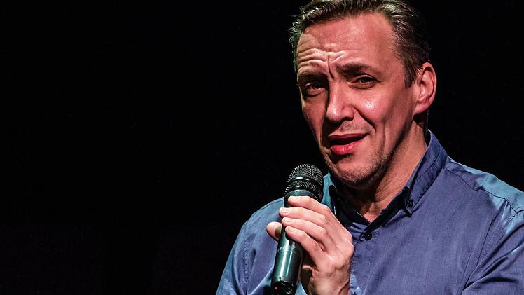 Dirk Mestmacher beim musikalisch-literarischen Abend in der Coburger ReithalleFoto: Jochen Berger