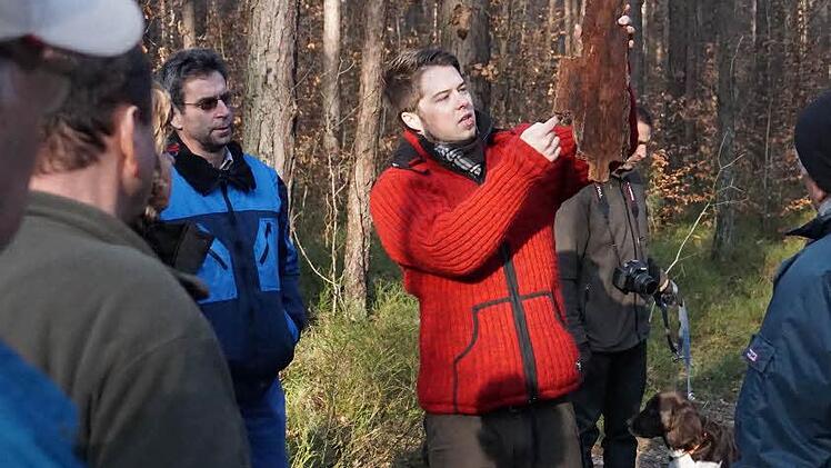 Woran man den Befall mit Borkenkäfern erkennt und wie die Schädlinge arbeiten, erklärt Forstanwärter Axel Serwotka.