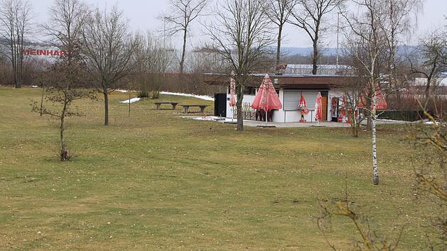 Nicht mehr lange steht der alte Kiosk auf der Liegewiese im Freibad. Er wird abgerissen und macht Platz f&uuml;r den neuen Kinder-Bereich.  Foto: Andreas Dorsch