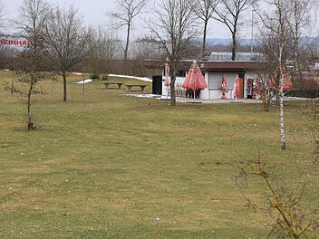 Nicht mehr lange steht der alte Kiosk auf der Liegewiese im Freibad. Er wird abgerissen und macht Platz für den neuen Kinder-Bereich.  Foto: Andreas Dorsch
