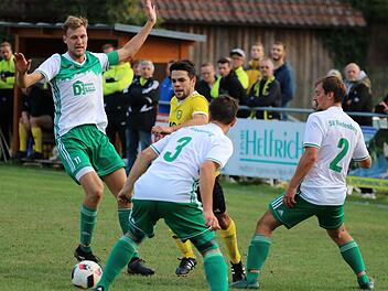 Optimist: Gleich mit drei Riedenbergern (von links:  Philipp Dorn, Fabian Seuring und Paul Konopka) nimmt es hier Thulbas Spielertrainer Victor Kleinhenz auf.Sebastian Schmitt