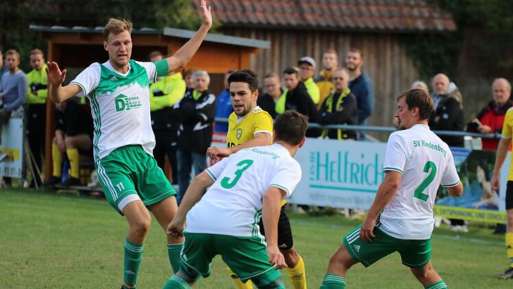 Optimist: Gleich mit drei Riedenbergern (von links:  Philipp Dorn, Fabian Seuring und Paul Konopka) nimmt es hier Thulbas Spielertrainer Victor Kleinhenz auf.Sebastian Schmitt