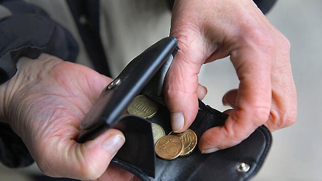 Geld f&uuml;r Geschenke hat Olga R.* in diesem Jahr eigentlich nicht. Das soll am besten niemand erfahren - weder die Enkel noch ihre Tochter. Foto: Jens Schierenbeck, dpa