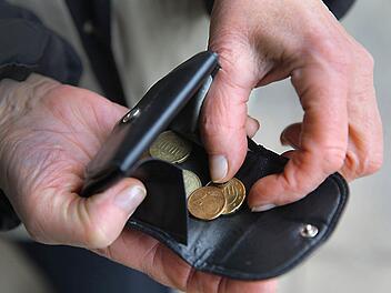 Geld für Geschenke hat Olga R.* in diesem Jahr eigentlich nicht. Das soll am besten niemand erfahren - weder die Enkel noch ihre Tochter. Foto: Jens Schierenbeck, dpa