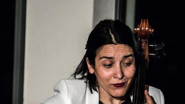 Das Duo Zaruk mit Iris Azquinezer und Rainer Seiferth begeisterte zahlreiche Zuhörer im Coburger Haus Contakt.Foto: Jochen Berger