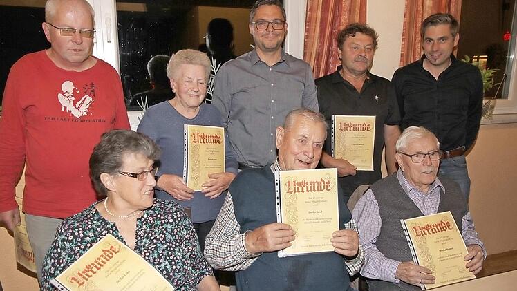 Die geehrten Mitglieder mit Vorsitzendem Norbert Welsch (links), seinem Stellvertreter Gerhard Bauer (hinten Mitte) und Bürgermeister Torsten Gunselmann (rechts) Foto: Thomas Erlwein