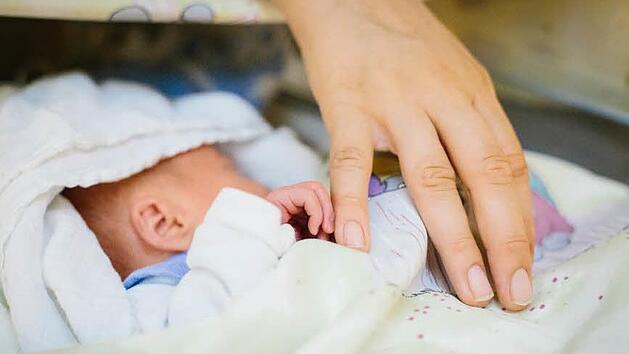Um Schwangere und junge Eltern im Landkreis Ha&szlig;berge besser betreuen zu k&ouml;nnen, richten die Ha&szlig;berg-Kliniken eine feste Hebammen-Sprechstunde ein. Foto: Archiv/Hendrik Steffens