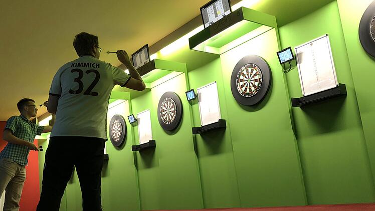 Das "Café Q " in Coburg ist Heimat des Dartclubs Condor Lautertal, einem der traditionsreichsten Dartvereine Oberfrankens. Vor drei Jahren investierten Verein und Location, um sich ein Spiellokal nach höchsten Anforderungen zu bauen.  Foto: privat