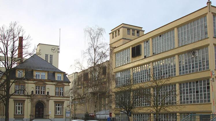 Blick von der Fritz-Hornschuch-Straße auf das Spinnereigebäude von 1928: Es wird jetzt denkmalgerecht saniert und beherbergt künftig ein Grünes Behördenzentrum. Links das frühere Direktionsgebäude der Spinnerei, das für die Univerwaltung genutzt wird.