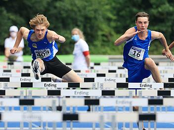 Niklas Amthor (rechts) gewann nach einem Stolperer die Bayerische Meisterschaft über die 400 Meter Hürden.