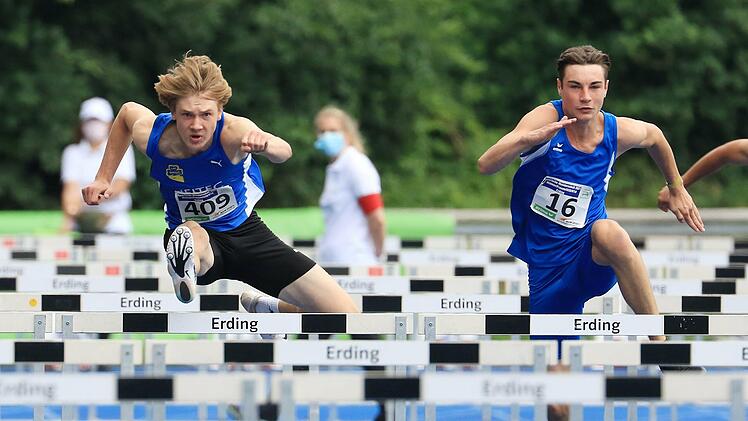 Niklas Amthor (rechts) gewann nach einem Stolperer die Bayerische Meisterschaft über die 400 Meter Hürden.