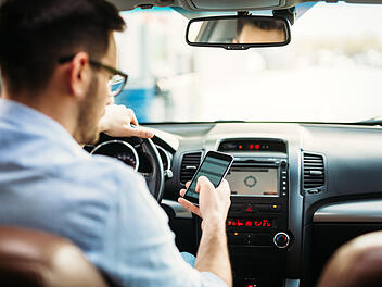 Smartphone, verboten, Straßenverkehr, Bußgeld, Handy am Steuer – das kommt teuer