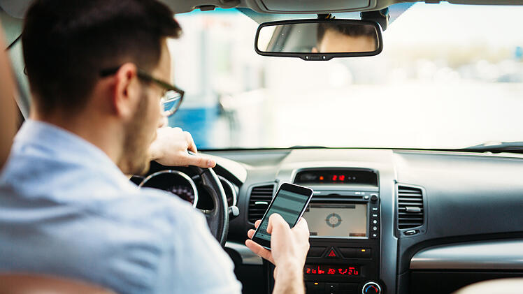Smartphone, verboten, Straßenverkehr, Bußgeld, Handy am Steuer – das kommt teuer