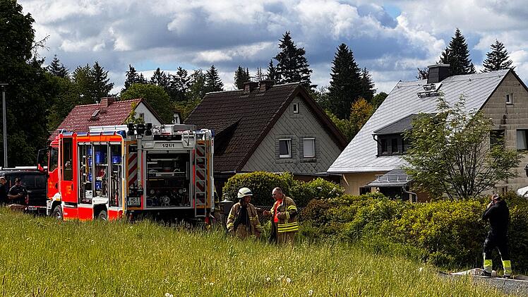 Großeinsatz der Feuerwehr: Flüssiggastank in Einfamilienhaus verliert Gas