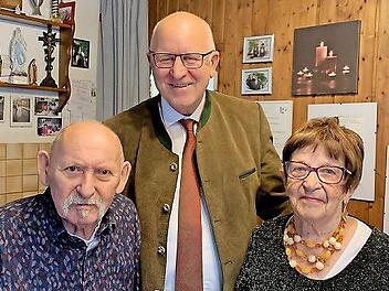 Das Jubelpaar mit Hirschaids Bürgermeister Klaus Homann.