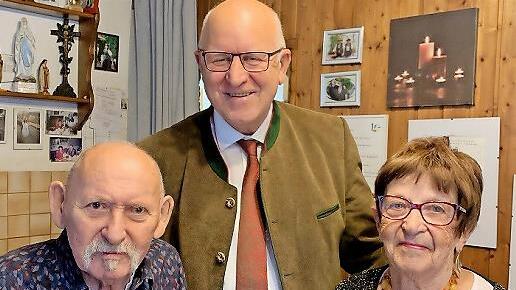 Das Jubelpaar mit Hirschaids B&uuml;rgermeister Klaus Homann.