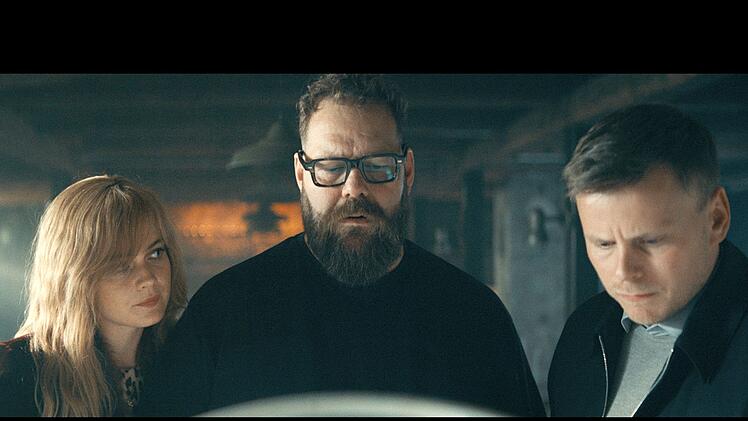 Mar&yacute; (Hera Hilmar) verfolgt Gesch&auml;ft, von denen Koch J&oacute;nas (&Oacute;lafur Darri &Oacute;lafsson, Mitte) lieber nichts wissen sollt.