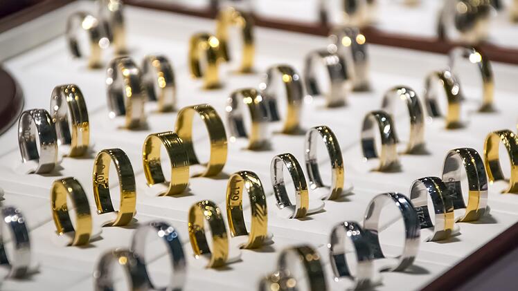 Goldschmiede St&ouml;&szlig;el im Kreis Schweinfurt verk&uuml;ndet Ladenschlie&szlig;ung