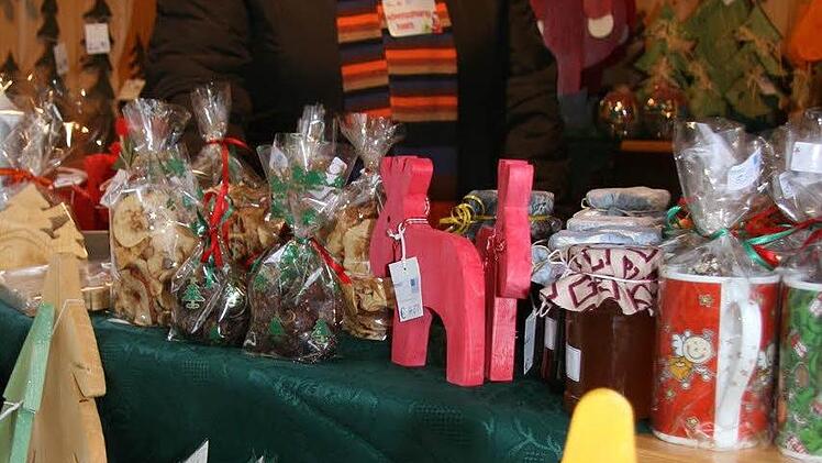 Heidi Seidel vom Mehrgenerationenhaus verkauft  vor der Villa im Schießgraben Deko und Nützliches.