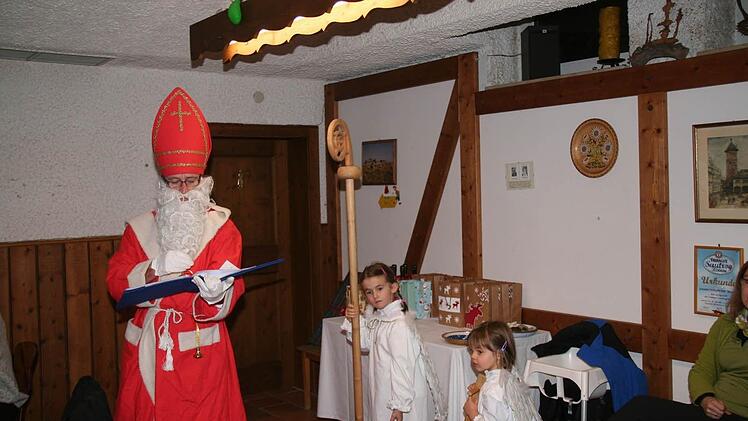 Der Nikolaus (Erich Lehenbauer) mit den Engelchen (Anna Maria und Irma Zoll-Albert)  Foto: privat