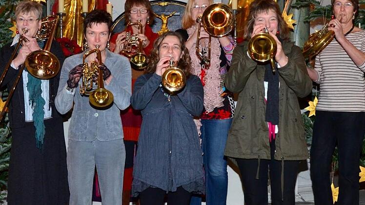 Der Gottesdienst am vierten Adventssonntag wurde von "Weibsblech" musikalisch untermalt. Unser Bild zeigt (von links) Karin Schult, Elisabeth Wildfeuer, Petra Stalla, Annette Pöhlmann, Christine Hofmann-Niebler, Maria Stenglein und Ulrike Löffler. Foto: Dieter Hübner
