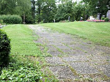 Dieser Weg wird kein leichter sein: Ohne Eigeninitiative lassen sich die Wege im Brünner Friedhof, belegt mit Beton- und Sandsteinplatten nicht herrichten, sagte Bürgermeister Herrmann. Fotos:Ralf Kestel