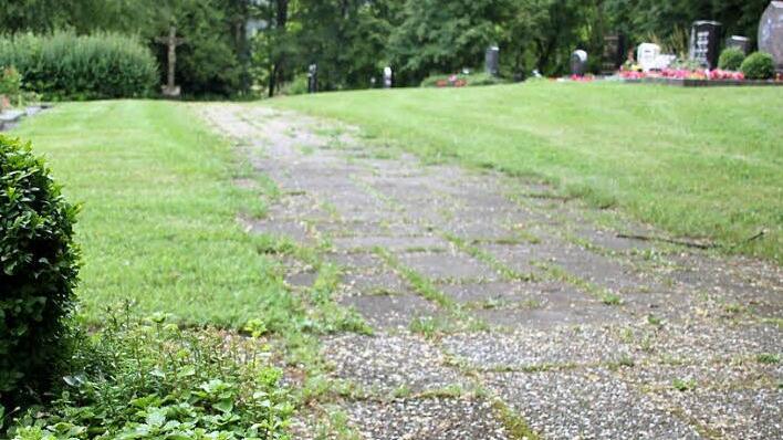 Dieser Weg wird kein leichter sein: Ohne Eigeninitiative lassen sich die Wege im Brünner Friedhof, belegt mit Beton- und Sandsteinplatten nicht herrichten, sagte Bürgermeister Herrmann. Fotos:Ralf Kestel