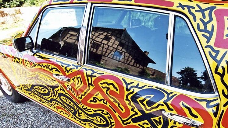Bunt getrieben hatte es der Künstler, der den Rolls Royce für Dominique Andreas Arens verschönern durfte. Das Auto wurde mit dem Schloss Ebelsbach, das sich in den Seitenscheiben spiegelt, 2009 zu einem Raub der Flammen. Foto: Günter Flegel/Archivbild von 2001