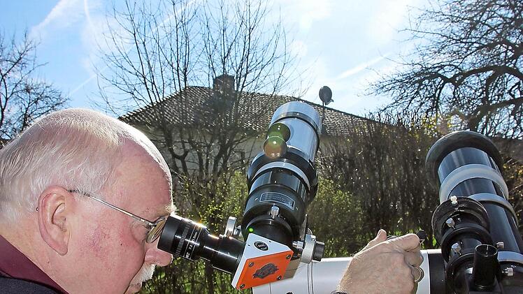 Der Hobby-Astronom Werner Krauß organisiert den Astronomietag in Münnerstadt. Foto: Archiv/Heike Beudert
