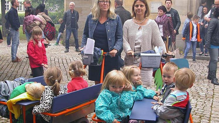 Die Jüngsten nahmen im Bollerwagen am Festgottesdienst teil. Foto: Klaus Oelzner